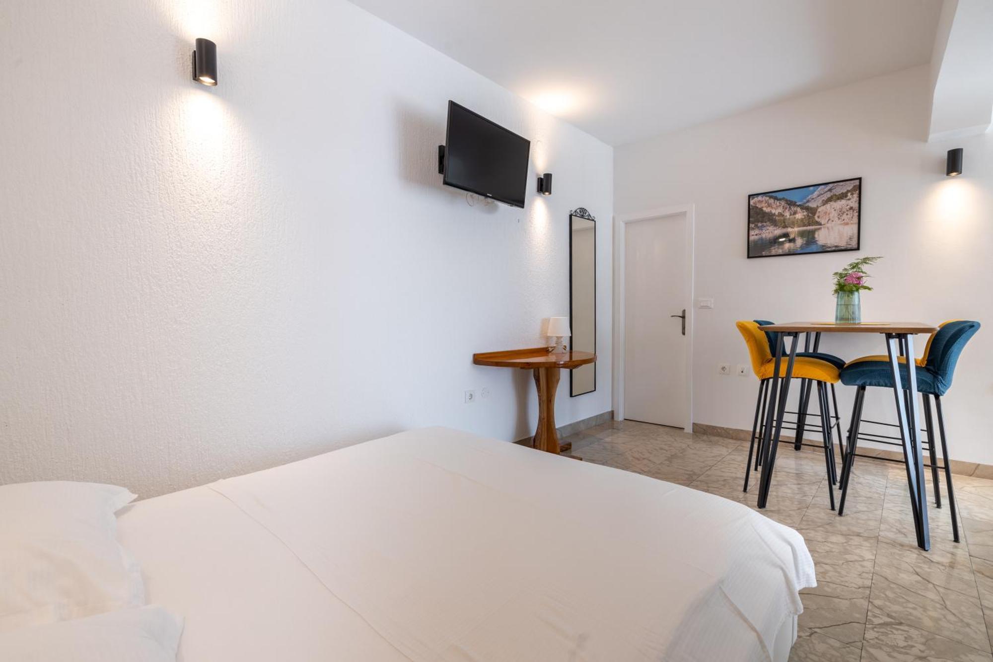 Family Apartments - Guesthouse Vranjes Makarska Ruang foto